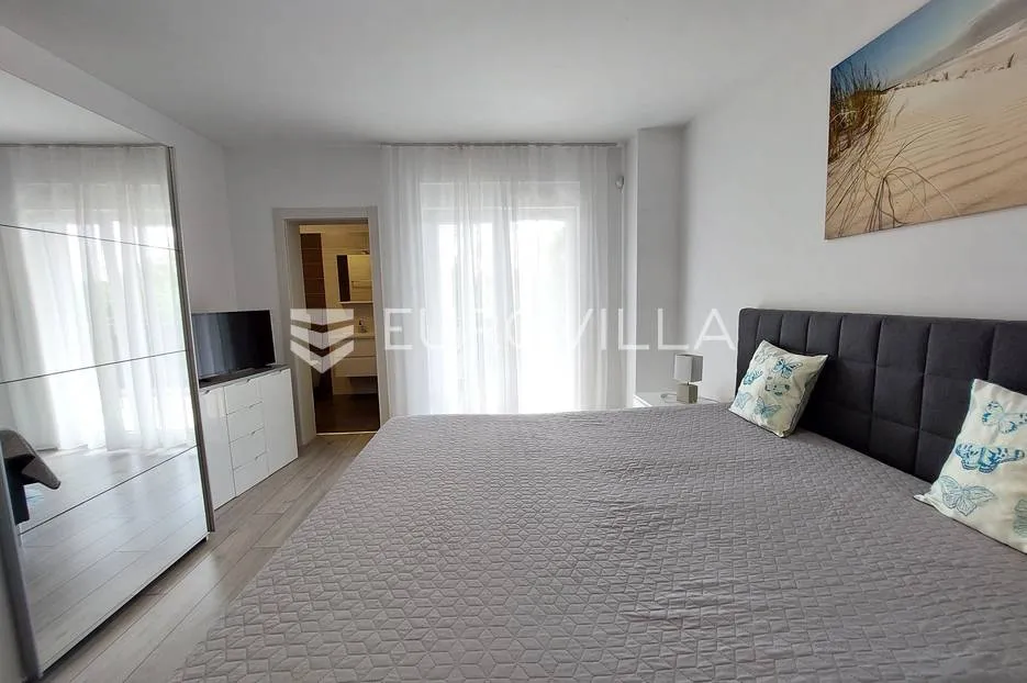 šišan, moderna villa s bazenom na mirnoj lokaciji - slika 42