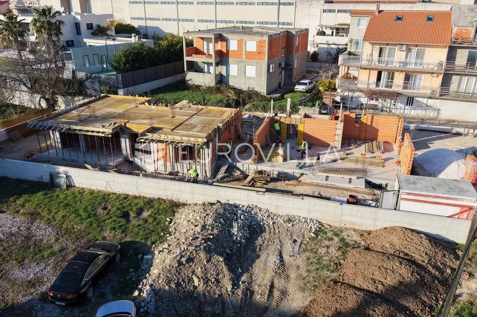 kaštel lukšić, funkcionalan uredski prostor na prvom katu - slika 25