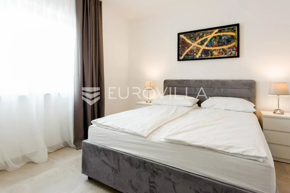 trogir, novouređena dvojna kuća, dostupna od 01.10.2026 do 01.06.2027 - slika 13