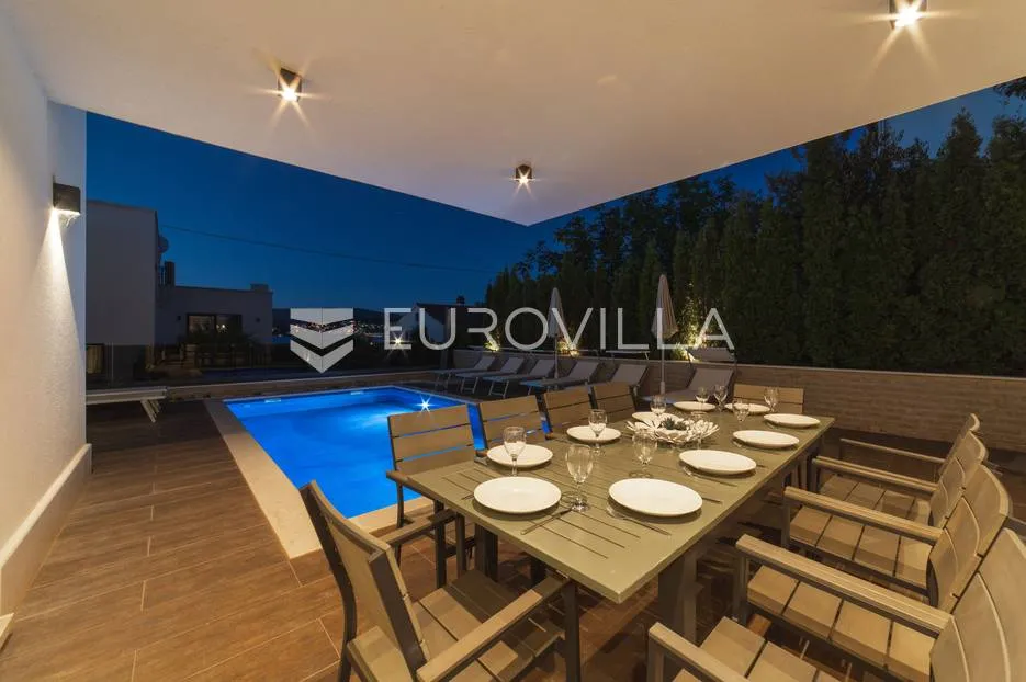 trogir, prekrasna luksuzna vila nadomak mora - slika 35