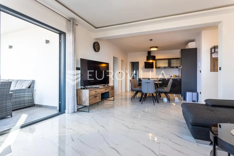 vodice, srima prekrasan penthouse, 50 metara od mora - slika 3
