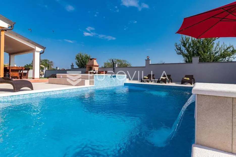 pula, valdebek, samostojeća kuća s bazenom i lijepom okućnicom, 386 m² - slika 6