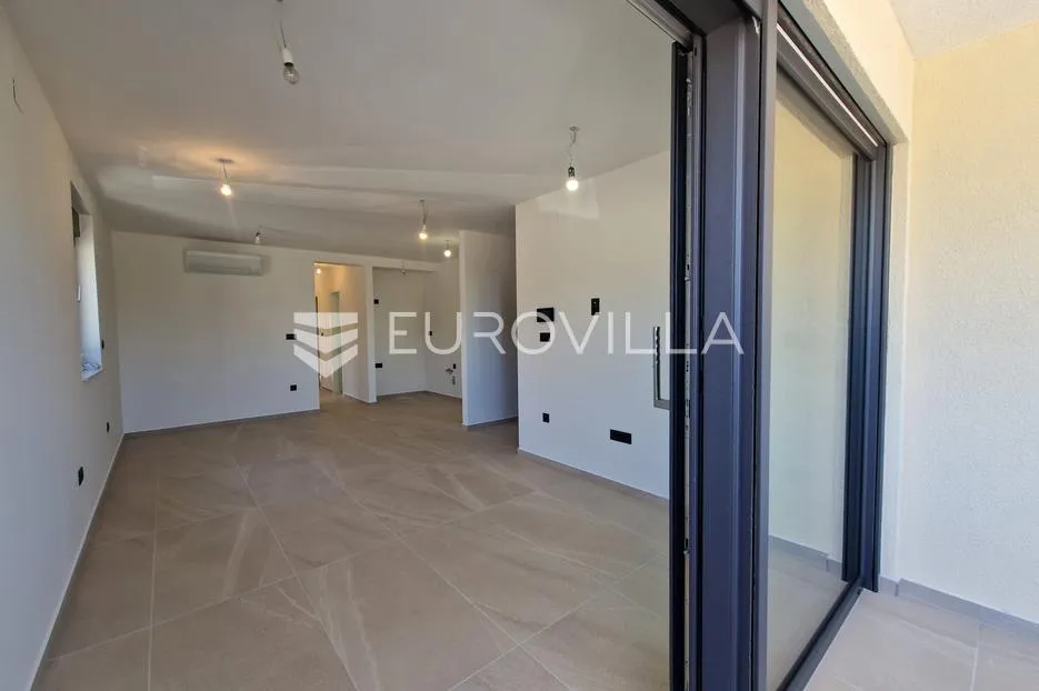 vir, novogradnja, trosobni apartman s vrtom - slika 19
