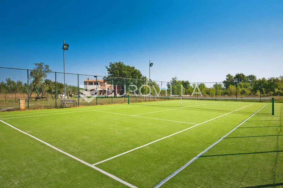 istra, marčana, prekrasna vila 280 m2 s teniskim terenom i grijanim bazenom 50 m2 - slika 51