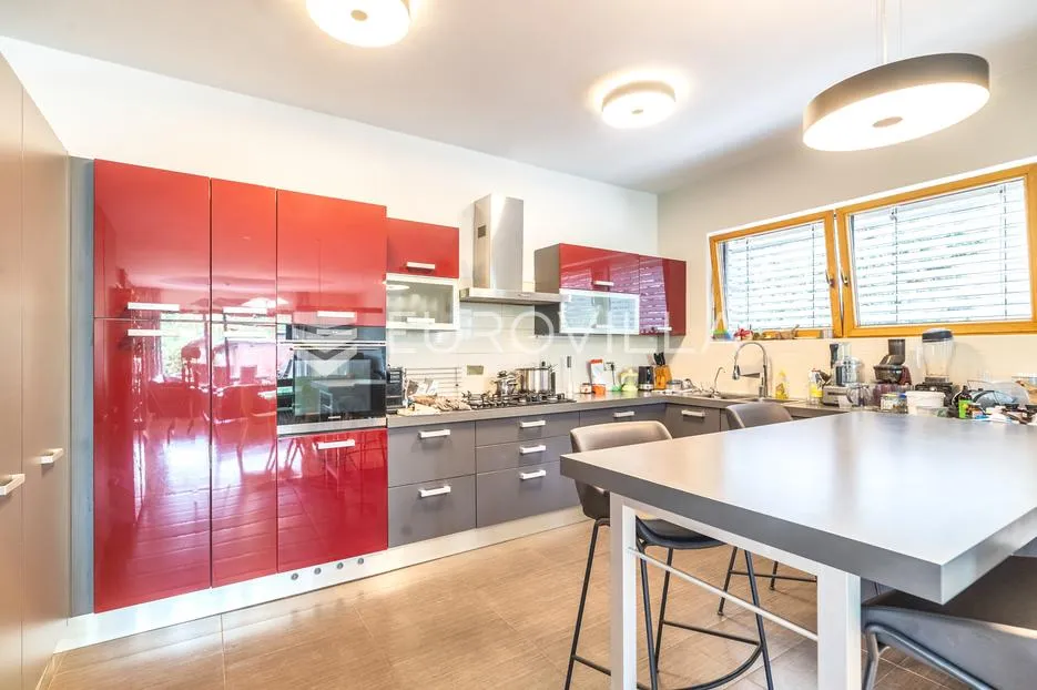 zagreb, vrapče, prekrasna vila s dvorištem nkp 505 m2 - slika 7