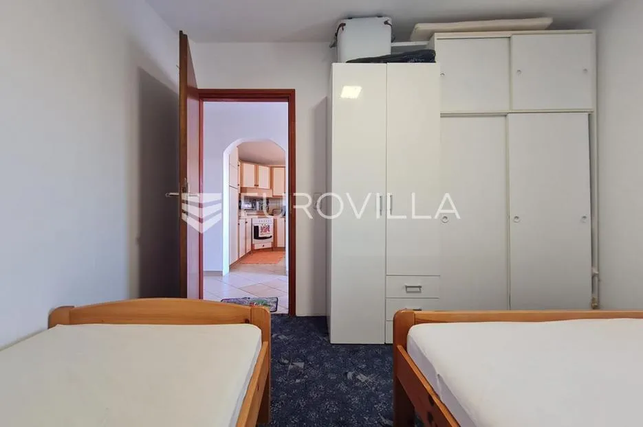 vir, nekretnina na izvrsnoj lokaciji, 40 m od mora, s dva odvojena apartmana - slika 12