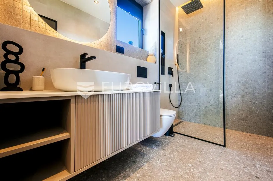 zadar, luksuzna vila s bazenom, savršen spoj elegancije i komfora - slika 38
