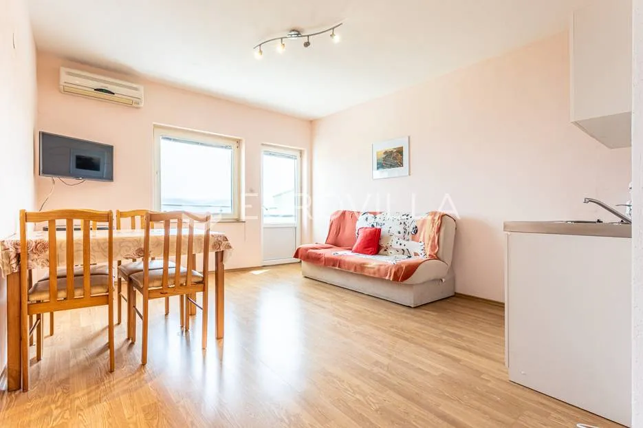 omiška rivijera- lokva rogoznica, apartmanska kuća s 8 stanova, udaljena 300 m od mora. - slika 23