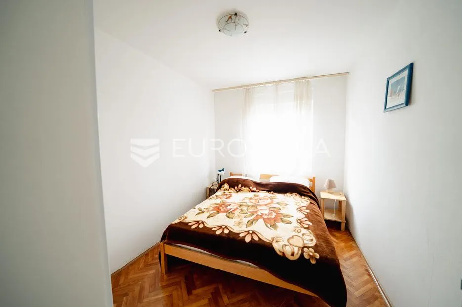 zadar, bibinje, kuća u centru s tri odvojena stana i pogledom na more - slika 19