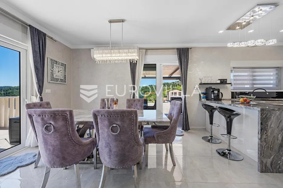 šibenik, bilice, moderna prizemnica s dvorištem - slika 3
