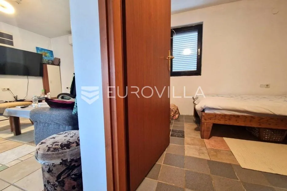 vir, 150 m udaljena kuća s dva odvojena stana i prostranom okućnicom - slika 23