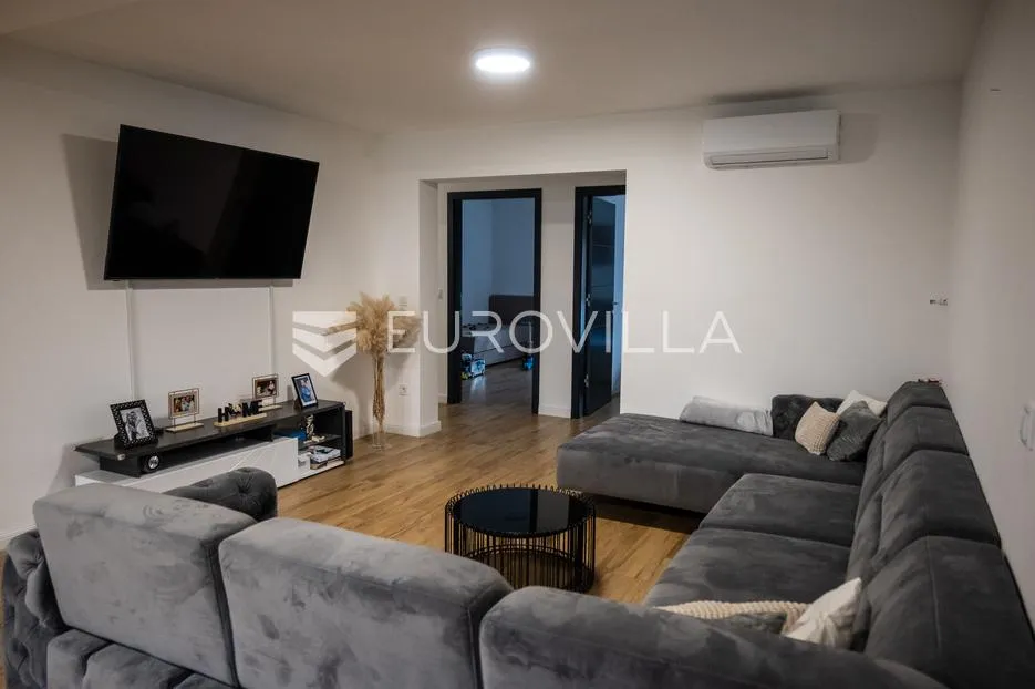 Osijek, Cvjetno naselje, stan 120 m2, prvi kat s lođom 44 m2