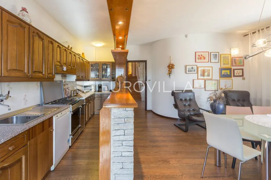 pula, veli vrh, vila s 4 odvojena apartmana, bazenom i velikom okućnicom - slika 51