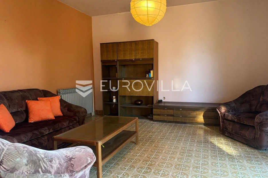 istra, poreč, kuća s dva stana, okućnicom i građevinskim terenom od 1687 m², prilika - slika 5