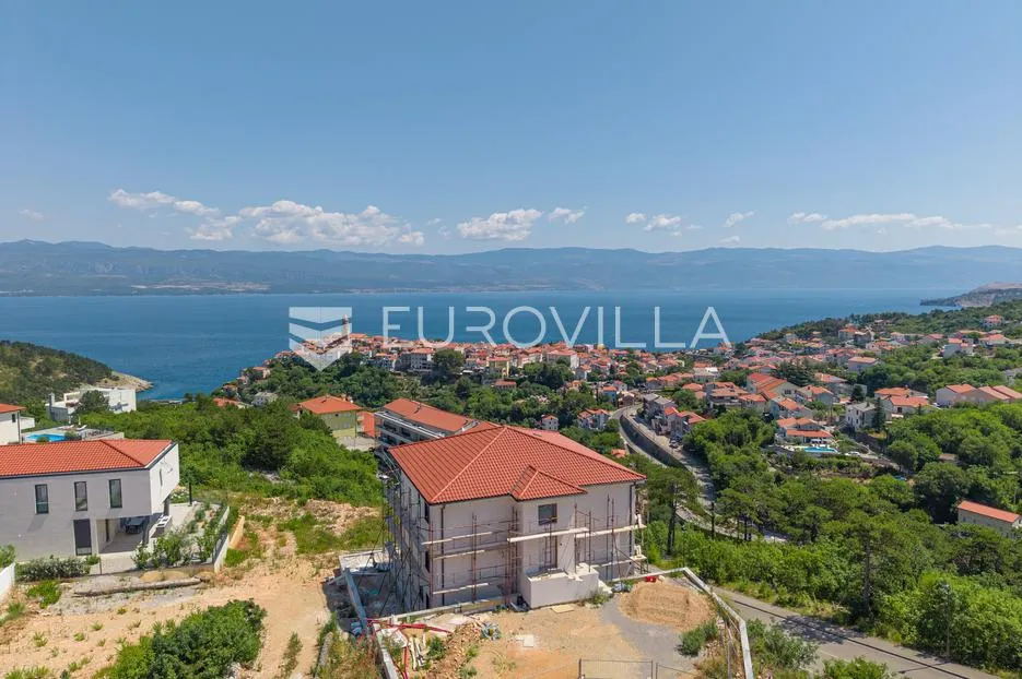 otok krk, vrbnik, moderan stan s pogledom na more, dodatnim studio prostorom i okućnicom - slika 17