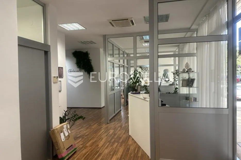 Istra, Pula, atraktivni poslovni prostor 129 m² u prizemlju, Riva, Ravenska ul. 3 - Centar