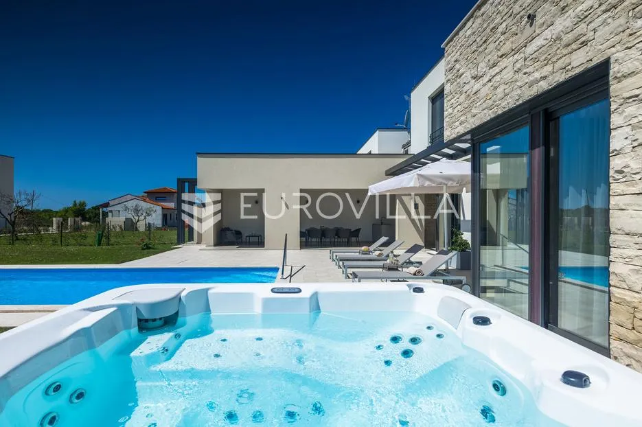 istra, brtonigla, moderna vila s bazenom i jacuzzijem - slika 9