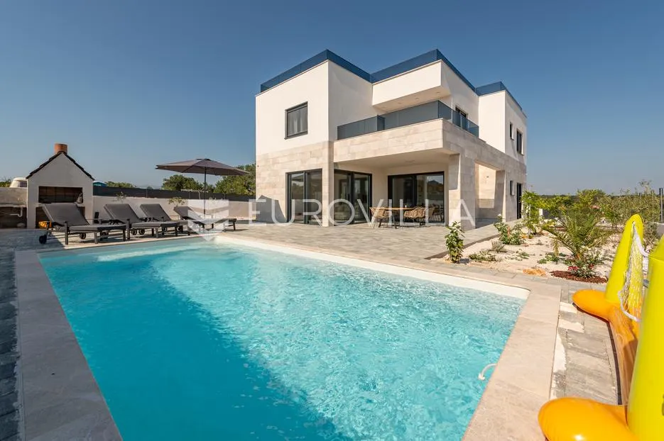 zadar, poljica brig, moderna vila s bazenom, teretanom i jacuzzijem na krovnoj terasi - slika 4