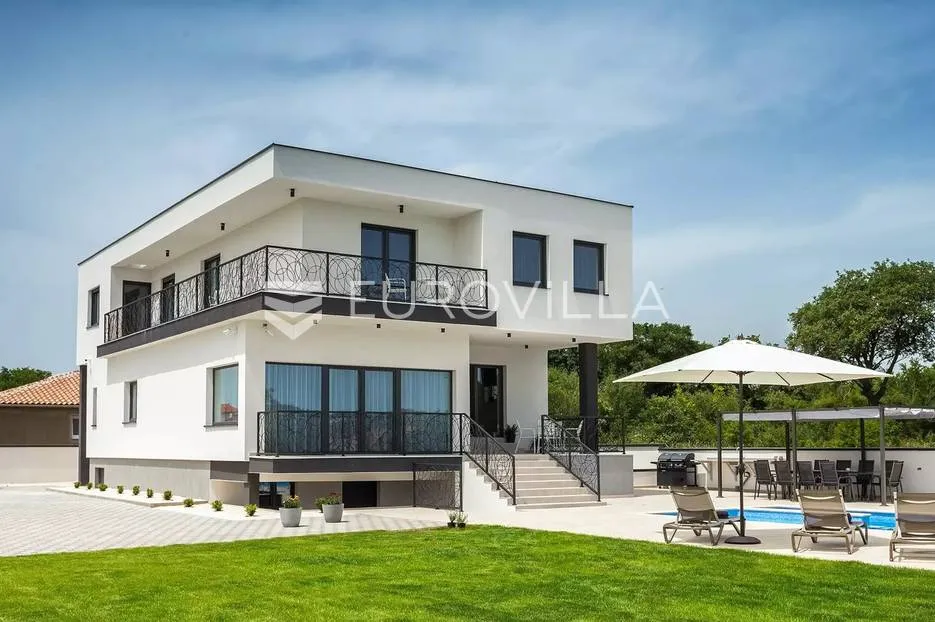 štinjan, luksuzna vila s bazenom i prostranom okućnicom - slika 3