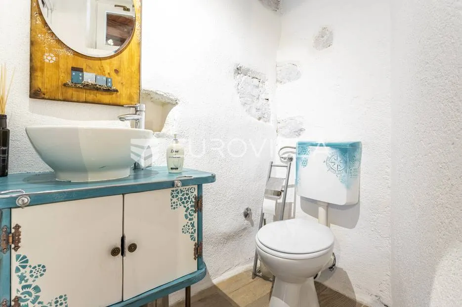 hvar, vrbanj, renovirana kamena kuća - slika 7