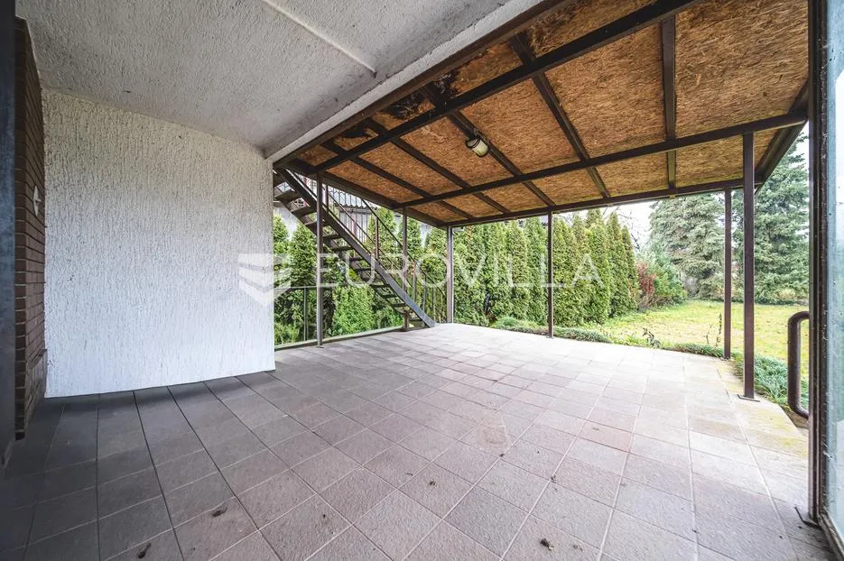 zagreb, lučko, obiteljska kuća s dva stana na parceli površine 1848 m² - slika 21