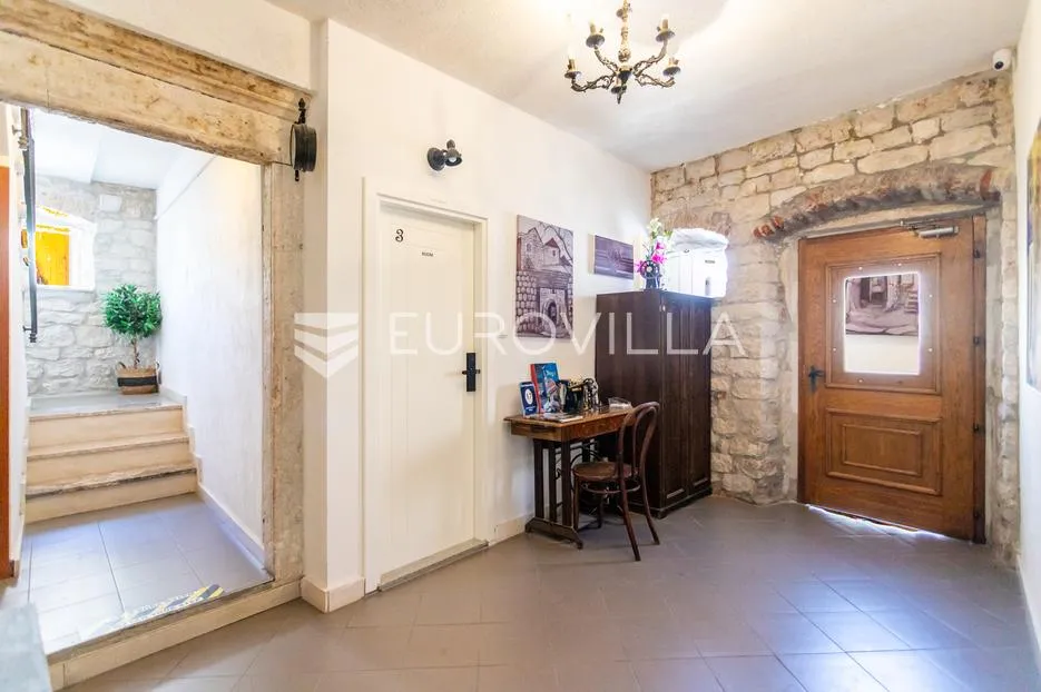 trogir, tri studio apartmana u centru grada - slika 20