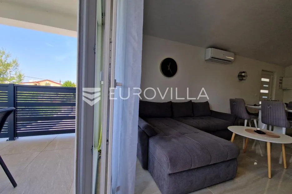 vir, elegantan trosoban apartman u centru vira, 600 m od plaže - slika 9