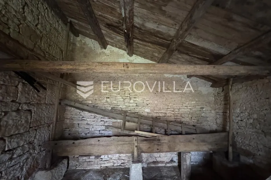 istra, kanfanar, autentična istarska kuća 200 m² s velikim potencijalom i velikom okućnicom - slika 20