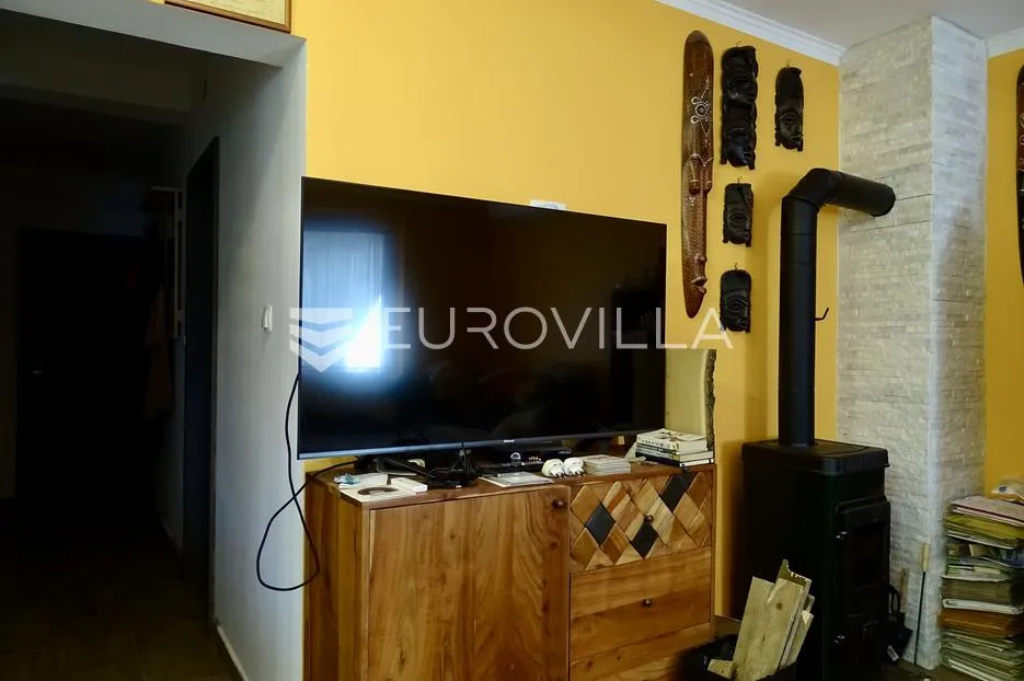 krk, baška, dvosoban stan 80 m² u prizemlju s vrtom 250 m² i manjim bazenom - slika 1