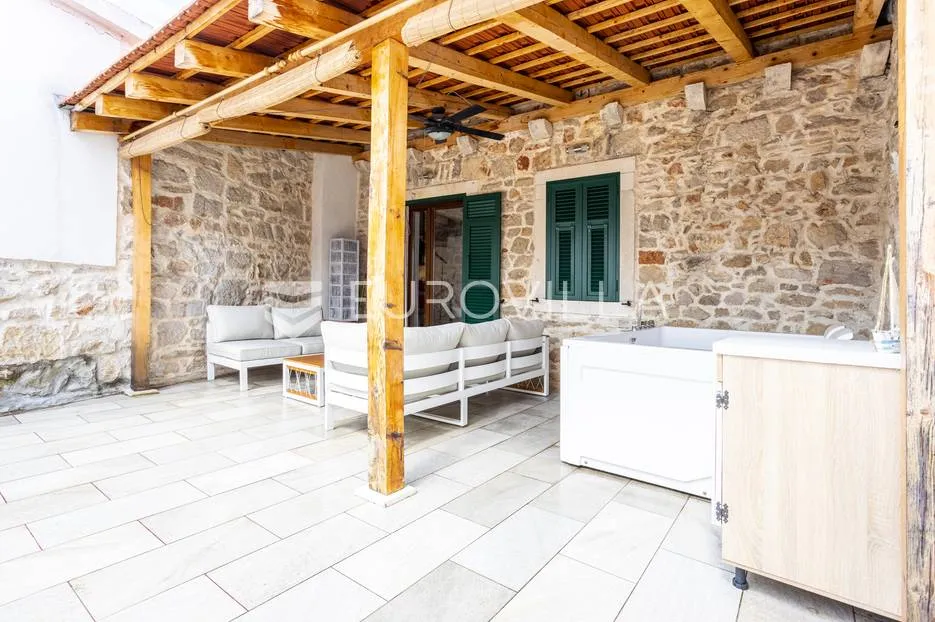 hvar, vrbanj, renovirana kamena kuća - slika 15