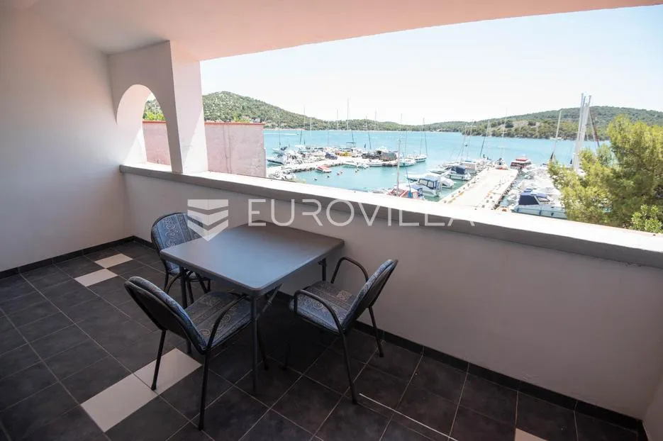 tisno, ekskluzivna apartmanska kuća prvi red do mora s panoramskim pogledom i brodicom - slika 46