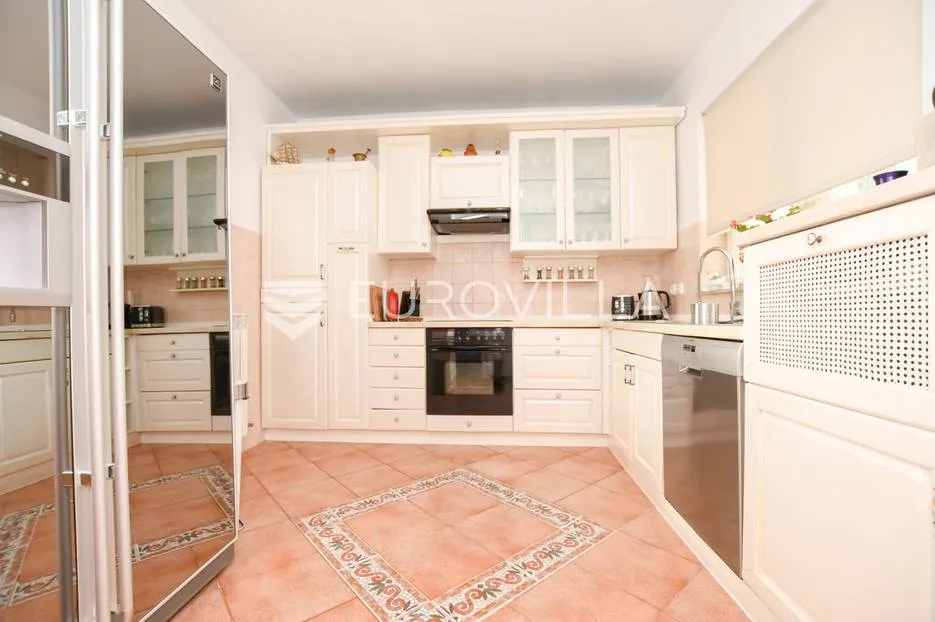 istra, umag, prekrasna kuća s bazenom prvi red do mora 430 m² - slika 13
