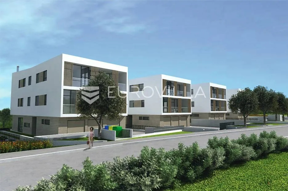Rovinj, trosobni dvoetažni stan u prizemlju 107 m² novogradnja, parkirno i garažno mjesto, vrt