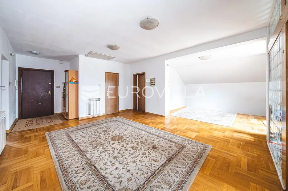 zagreb, lučko, obiteljska kuća s dva stana na parceli površine 1848 m² - slika 11