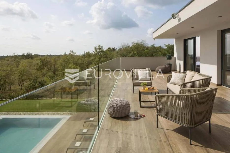 višnjan, prekrasno raspoređena vila okružena zelenilom, nkp 242 m2, na velikoj uređenoj okućnici - slika 22