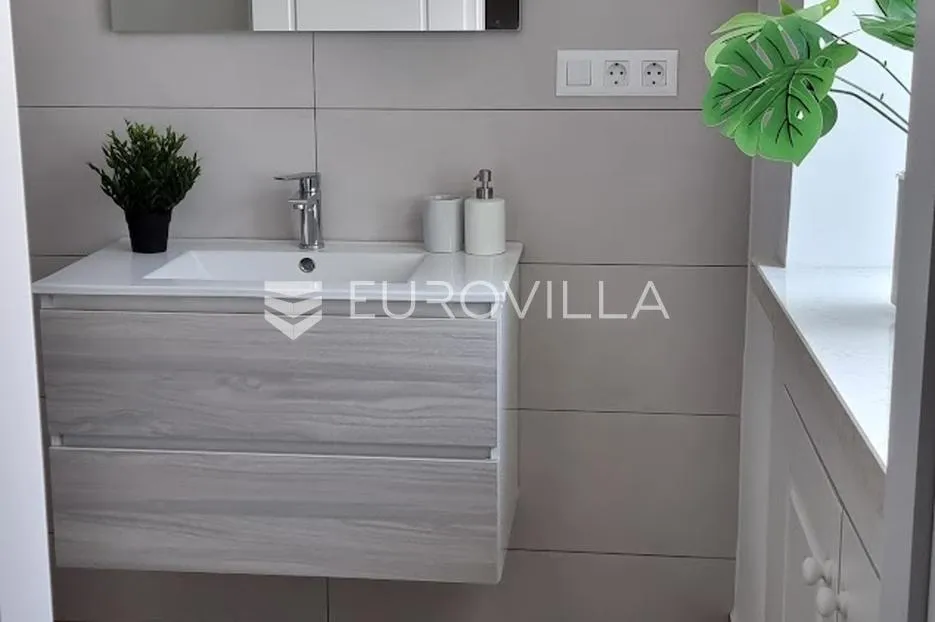 kaštela, kaštel sućurac, predivna kamena kuća uz more - slika 18