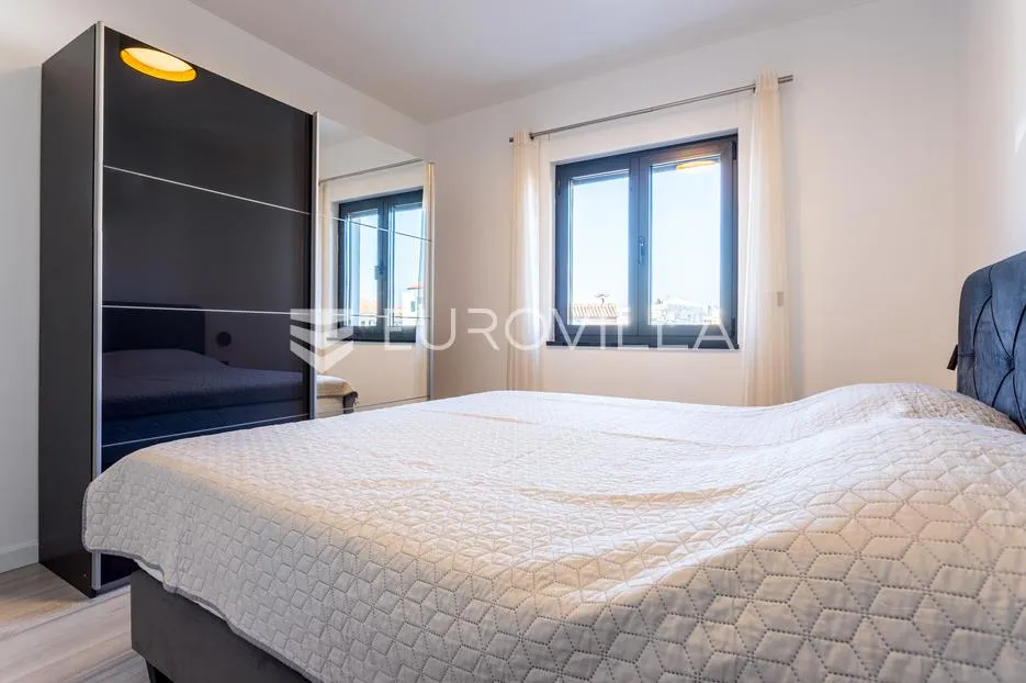 vodice, srima, trosoban stan na prvom katu, 50 metara od mora - slika 11