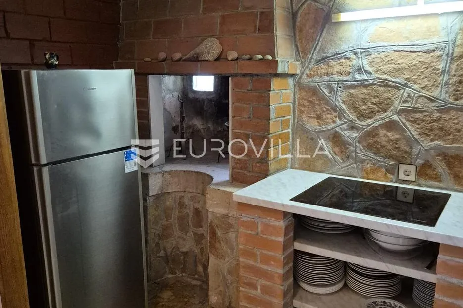 brač, milna, dvojna kamena kuća s uhodanim restoranom, prvi red do mora - slika 16