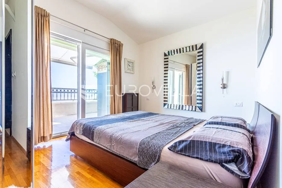 brela prekrasna kuća s bazenom i panoramskim pogledom - slika 23