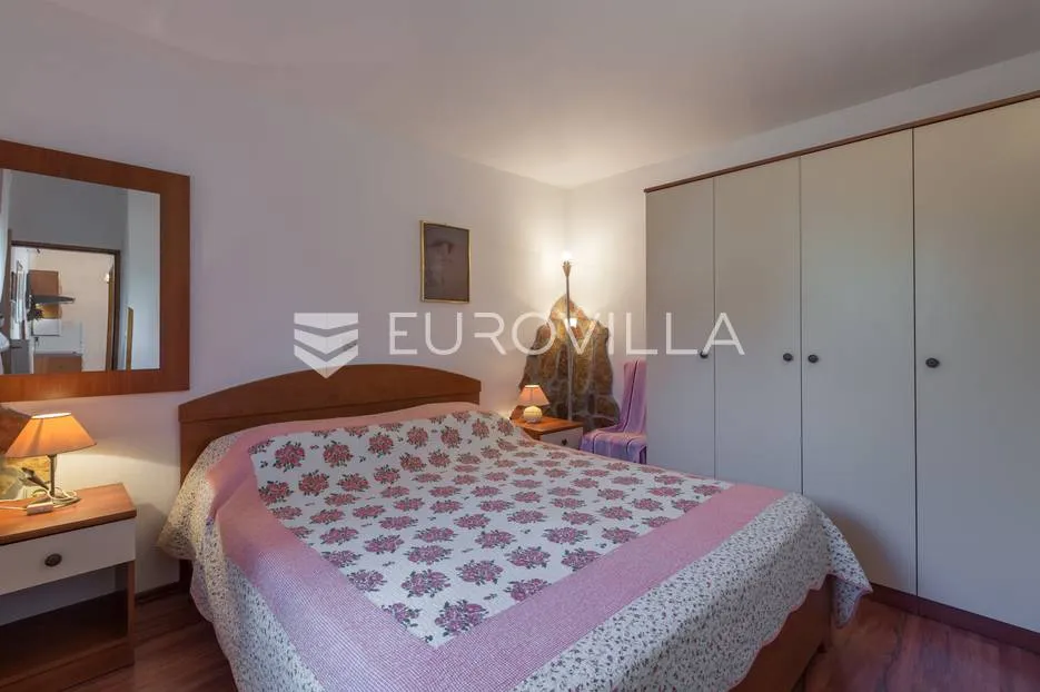 pula, veli vrh, vila s 4 odvojena apartmana, bazenom i velikom okućnicom - slika 59