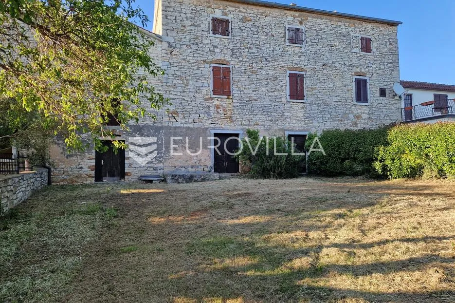 Istra, Tar, kamena kuća u nizu za renovaciju s okućnicom, 500 metara od mora - Tar, Tar-Vabriga