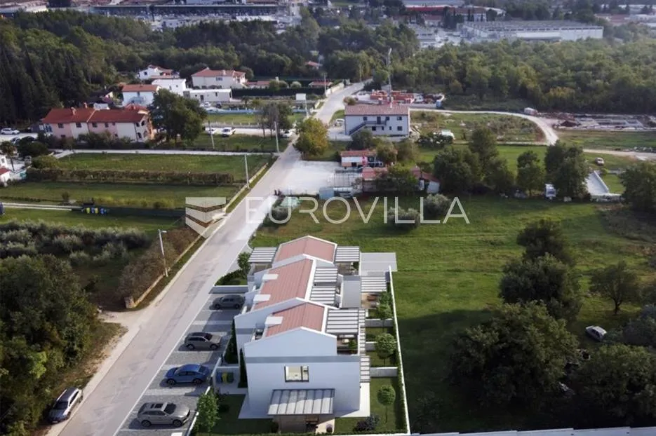 poreč, prekrasan trosobni stan u kući u nizu od 125 m2 s velikim vrtom - slika 7