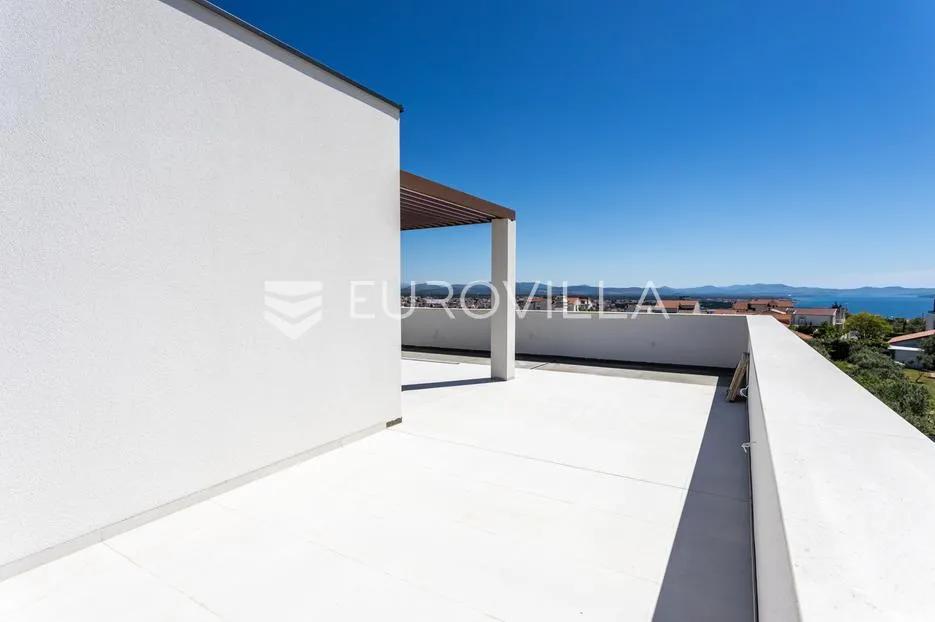 vodice, luksuzan stan na tri etaže s bazenom i krovnom terasom s panoramskim pogledom na more - slika 18
