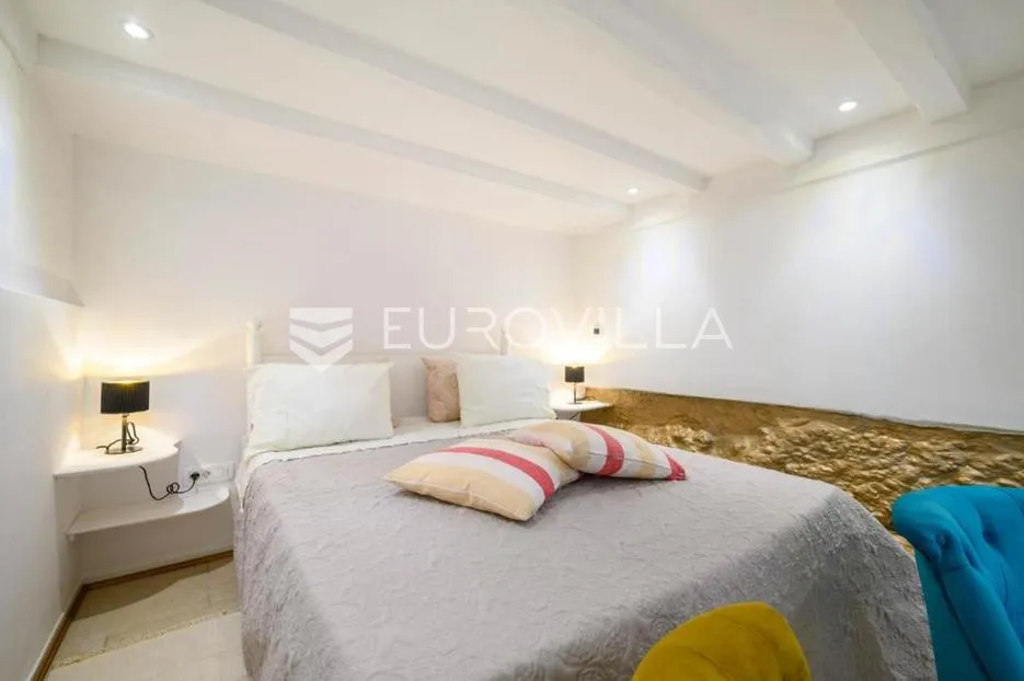 šibenik, stara gradska jezgra, renoviran stan sa 3 stambene jedinice - slika 18