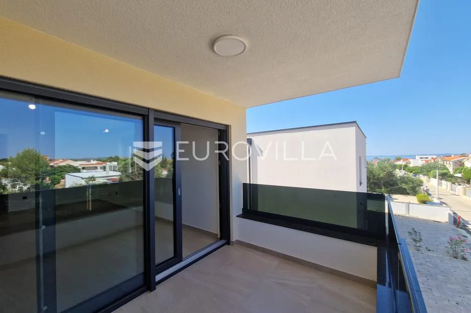 vir, trosobni apartman s krovnom terasom, pogled na more i okolicu - slika 19