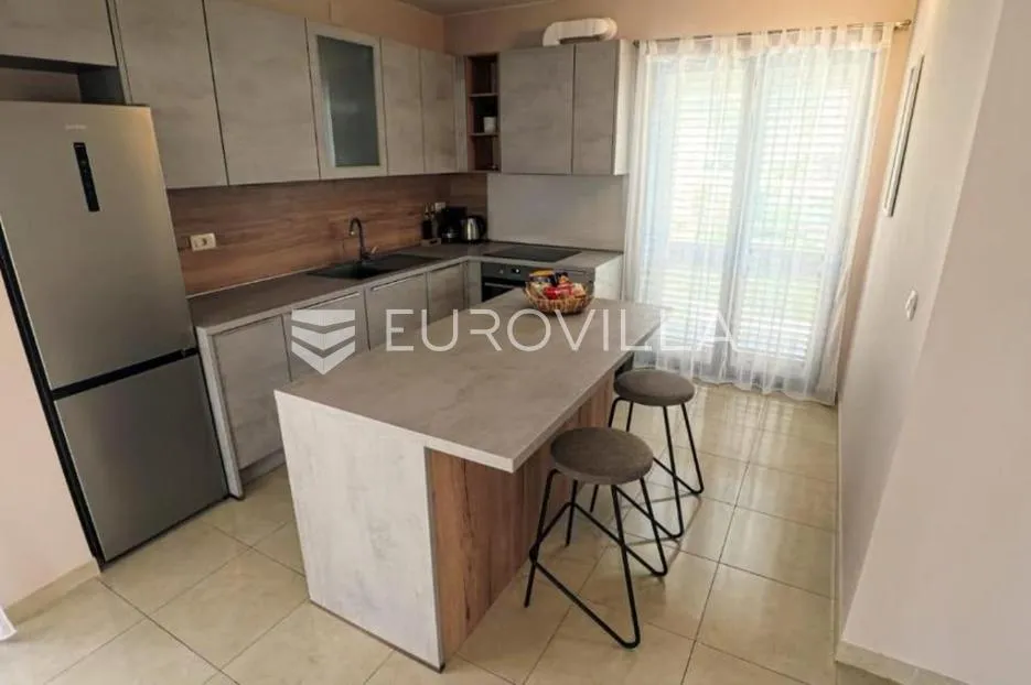 kaštel lukšić, vila s bazenom i pogledom na more - slika 9
