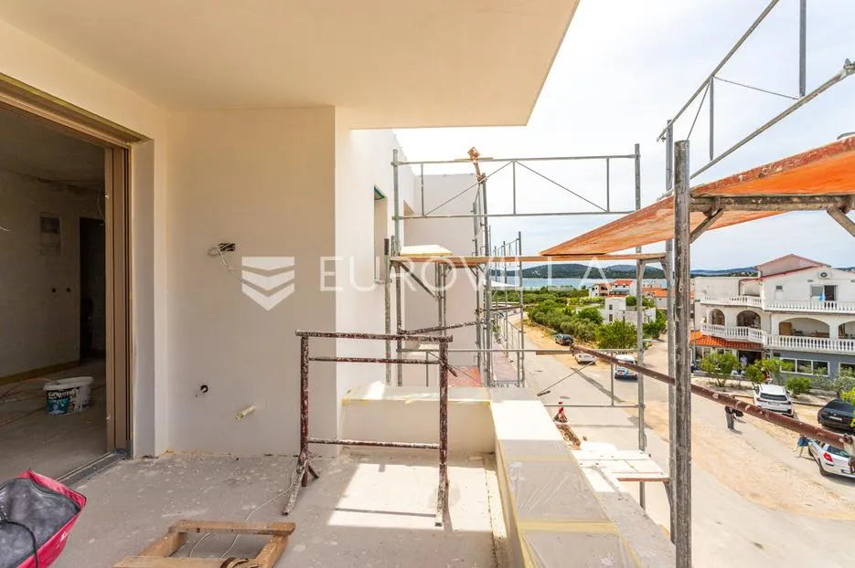 vodice, moderna novogradnja, stan s pogledom na more, 300 m od mora, 2k1 - slika 11