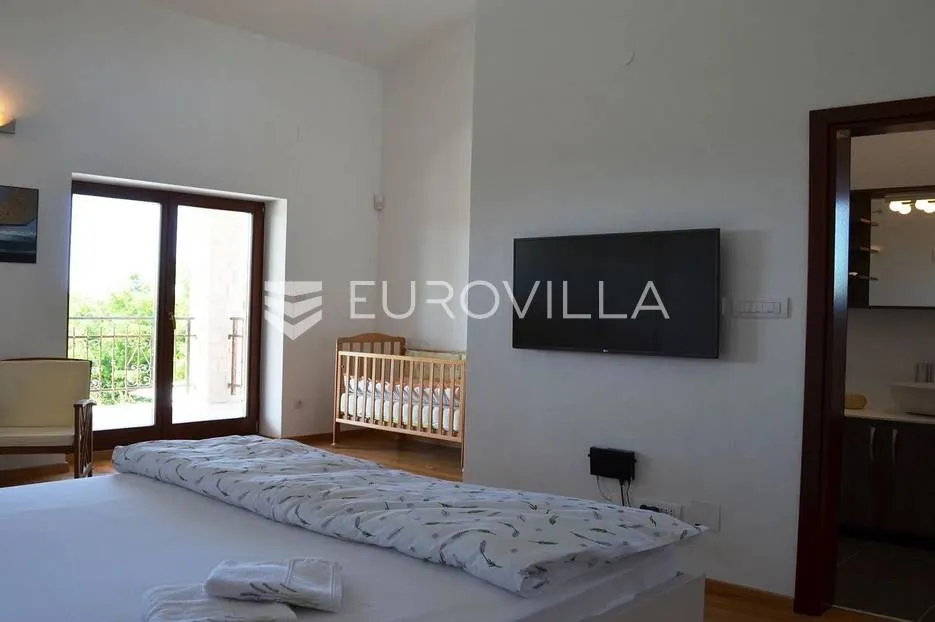 istra, tinjan, predivna kamena vila s bazenom na velikoj uređenoj okućnici, pogled na prirodu - slika 22
