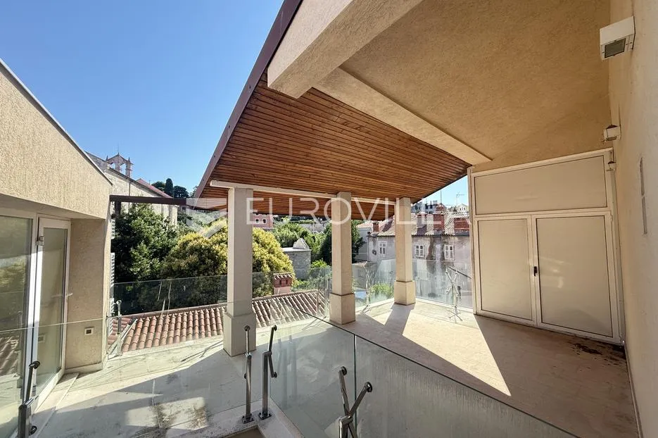 pula, centar, stambeno, poslovni kompleks s dva kvalitetna stana i caffe barom, 272.02 m² - slika 2