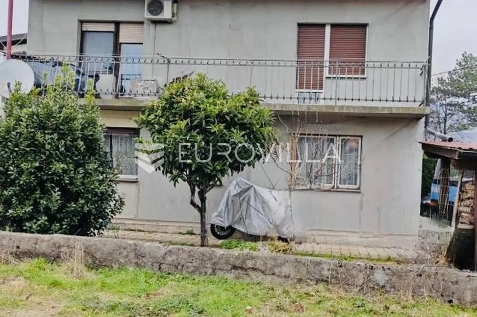grobnik, dražice, kuća s dva stana 161 m², garažama i prostranom okućnicom - slika 4